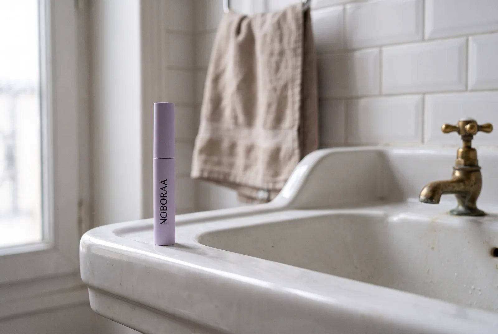 Le mascara Renaissance de Noboraa posé sur le rebord d'un lavabo
